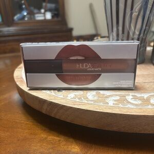 HUDA BEAUTY Liquid Matte Lipstick - shade Girlfriend.
